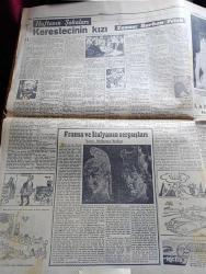 Cumhuriyet Pazar Gazetesi - 22 Kasım 1953 - Yedi Dakika Yazan Doğan Nadi Köşe Yazısı - Renkli Karikatür - İlim Nerede İse Ölüleri Diriltecek - Kışın Sıcaklık Da Elektrik Su Ve Gaz Gibi Artık Evlere Tevzi Ediliyor - Haftanın Şakaları Yazan Burhan Felek - Fransa ve İtalya'nın Serpuşları Yazan Halikarnas Balıkçısı - Lana Turner'i Lex Barker'dan Dinleyelim Fotoğrafı - Üç Yeni Genç Kenan Pars Özkan Gürol Ve Altan Tükel Fotoğrafı - Hollywood'un İhmalkar Babaları - Soygun Filmi Fotoğraf - Sadri Alışık - Ann Sheridan Fotoğraf - Ev Kadın Moda - Karı Koca Davaları - Haftanın En Seçme Manto Ve Rob Modelleri - İngiltere'den Notlar Yazan Cenap Ozankan - Irak'tan Paris'e Tabii Gaz - Tatbiki Unutulan Meşhur Belediye Zabıtası Talimatnamesi Yazan Metin Ergin - Deniz Suyu İle Buz İmal Eden Yeni Bir Makine Fotoğraf - Çocuk 2 Yaşında İken Büyüdüğü Zaman Ne Boyda Olacağı Anlaşılır - İster İnan İster İnanma Çizen Ripley - Fransız Şairi Panard Tarafından Şişe Şeklinde Saraba Dair Yazılan Manzume