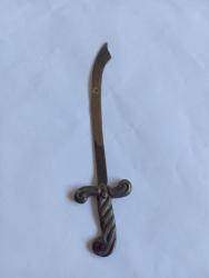 Vintage pirinç zarf açacağı kılıç formunda.