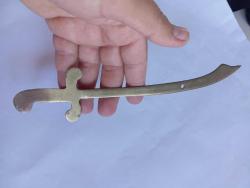 Vintage pirinç zarf açacağı kılıç formunda.