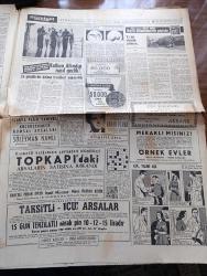 Hürriyet Gazetesi - 4 Ekim 1958 - Partilerin Seçim Havası İçinde Geziler Tertipliyor - İstanbul'un Düşman İşgalinden Kurtuluşunun 34. Yıldönümü Kutlandı Fotoğraf - Kıbrıs'ta mi Temsilcimiz İçin Garip Bir İddia Öne Sürüldü - Belediye Meclisi İETT Zamlarından Habersiz - Diyanet İşleri Başkanı Eyüp Sabri Hayırlıoğlu Kur'an'ın Türkçe'ye Tam Tercümesini İnanmıyor - Şarap Fiyatları Serbest Bırakıldı - İstanbul'da Sinema Tiyatro Programı - Kutbun Altından Nasıl Geçtik Yazan Kaptan Anderson - Türk Casusu İngiliz Kemal Kıbrıs Muammasının Peşinde Yazan İngiliz Kemal - Kıvılcım Ve Ateş Yazan Muazzez Tahsin Berkant Yazı Dizisi - Vefa Beykoz Bugün 15.15 De Karşılaşıyor - Karagümrük Dünkü Lig Maçında Kasımpaşayı 2 0 Yendi Fotoğraf - Beşiktaş Son İdmanını Dün Yaptı Fenerbahçe'de Bugün Çalışacak - Futbol Federasyonu Reisi Orhan Şeref Apak Bugün Bir Toplantı Yapacak