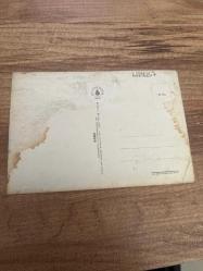 Plajda duran bir kız çocuğu AND     kartpostalı 15x10 ebatında