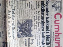 Cumhuriyet Gazetesi - 22 Kasım 1957 - Seçimler Hakkında Meclis Tahkikatı Açılması Katileşti - Başbakan Adnan Menderes Yeni Hükümeti Dün De Açıklayamadı - Eski Vali Fahrettin Kerim Gökay Vilayetten Taşındı - Yeni İstanbul Valisi Mümtaz Tarhan Parti Hayatından Çekiliyor - Sümerbank Maliyetleri Esas Tutuldu - Fezanın İlk Fatihleri Suni Peykler Yazı Dizisi - Seni Sevmek Kaderim Yazan Sinclair Levis - Kıbrıslı Bir Türk Polisini Öldüren Katiller Bulunamadı - Asya Gribinin İkinci Turu - Kral Kupası Tenis Karşılamaları - Avrupalı Meşhur Terzi Carven Geldi - Asya Gribi Yüzünden Şehir Dram Tiyatrosunda Yeni Piyes Geri Kaldı - Pertevniyallilerin Aşure Günü - Dünyanın En Kuvvetli Adamı Jan Rayçeviç - General Electric Ampul - Fenerbahçeli Milli Oyuncu Seraceddin Kırklar Romaya Gidiyor - Atletizm Federasyonu Muvaffak Oldu Amerikalı Antrenör V.E. Francy Geliyor - Federasyon Kupasının Sekiz Takımı Maça Hazır - 100.000 Kişilik Stadın Temeli Mart'ta Atılacak - Puppo Sandro 1958 de Gelecek