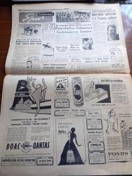 Cumhuriyet Gazetesi - 22 Kasım 1957 - Seçimler Hakkında Meclis Tahkikatı Açılması Katileşti - Başbakan Adnan Menderes Yeni Hükümeti Dün De Açıklayamadı - Eski Vali Fahrettin Kerim Gökay Vilayetten Taşındı - Yeni İstanbul Valisi Mümtaz Tarhan Parti Hayatından Çekiliyor - Sümerbank Maliyetleri Esas Tutuldu - Fezanın İlk Fatihleri Suni Peykler Yazı Dizisi - Seni Sevmek Kaderim Yazan Sinclair Levis - Kıbrıslı Bir Türk Polisini Öldüren Katiller Bulunamadı - Asya Gribinin İkinci Turu - Kral Kupası Tenis Karşılamaları - Avrupalı Meşhur Terzi Carven Geldi - Asya Gribi Yüzünden Şehir Dram Tiyatrosunda Yeni Piyes Geri Kaldı - Pertevniyallilerin Aşure Günü - Dünyanın En Kuvvetli Adamı Jan Rayçeviç - General Electric Ampul - Fenerbahçeli Milli Oyuncu Seraceddin Kırklar Romaya Gidiyor - Atletizm Federasyonu Muvaffak Oldu Amerikalı Antrenör V.E. Francy Geliyor - Federasyon Kupasının Sekiz Takımı Maça Hazır - 100.000 Kişilik Stadın Temeli Mart'ta Atılacak - Puppo Sandro 1958 de Gelecek