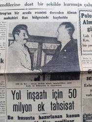 Cumhuriyet Gazetesi - 5 Kasım 1947 - Hind Müslümanları Cumhuriyet Başmakale - Celal Bayar'ın Giresunda Demokratlarla Konuşması - Amerika'nın Rusya'yı İtham Eden Raporu - 1939 da Rus Alman Dostluk Misakı İmzalandıktan Sonra Stalin İle Ribbentrop El Sıkışırlarken Fotoğrafı - Demokrat Partiyi Sinirlendiren Yeni Bir Nutuk - İzmir'de Kömürsüzlük Başgösterdi - Mümtaz Ökmen Hakkında Dedikodular - Polonyalılar Almanya'ya Girdiler - Eczacılar Cemiyetinde Heyecanlı Bir Toplantı Fotoğraf - Vatanın En Büyük Elektrik Santrali Yazan İsmail Habib Sevük - Şehir Komedi Tiyatrosunda Şeytan Tohumu - Sululuk Salgını Yazan Burhan Felek Köşe Yazısı - Küçük Hikaye Himaye Çeviren Hatice Vildan - Beyaz Melek Milli Alemdar Ve Şık Sinemasında - 1948 Ece Ajandası - Hamiyet Yüceses Müzeyyen Senar Işıl Ve Zehra Bilir Beyoğlu Eski Novotni Oteli Altında Aile Saz Salonunda - Bugünkü Radyo Programı - Parker 51 Dolma Kalem - Bulmaca - Borsa - İstanbul Belediyesi Şehir Tiyatroları Dram Kısmında Oran Bale Heyeti - Tarlan