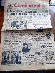 Cumhuriyet Gazetesi - 25 Kasım 1957 - Gıda Maddelerine Dair Alınan Yeni Kararlar - Başbakan Adnan Menderes'in Dünkü Tetkikleri - Meclis 4. Gündemsiz Toplantısını Yapıyor - Kıbrıs'ta Yeni Bir İnfilak Fotoğrafı - Seçim Sonrası ilk Siyasi Parti Kongreleri - Amerika Televizyonlu Suni Peykler Atacak - Yeni Havayolları Genel Müdürü Enver Akoğul - Türk İş Adamlarına Kredi Açan Amerikalı Milyoner William Graham  - Solist Ayla Erduran Moskova Radyosunda Konuştu - Küba İsyanı Genişliyor - Adana'da Çocuk Tiyatrosu Faaliyete Geçti - Kraliçe Victoria'nın İç Çamaşırları Satılığa Çıkarıldı - Bedri Rahmi Eyüboğlu Pazartesi Konuşmaları - Burhan Felek - Günün Adamı Saint Laurent - Haftalık Radyo Programı - Eskişehir'de Fahrettin Kerim Gökay'ı Sevenler Cemiyeti Kuruldu - 50 Senelik Tarihte İlk Defa Fenerbahçe Ankara'dan İki Mağlubiyetle Dönüyor - Galatasaray İzmirspor'u Yendi - Vezüv Gaz Sobası - Federasyon Kupası - Kuştüyü Fabrikası - Havilland Pudrası