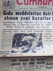 Cumhuriyet Gazetesi - 25 Kasım 1957 - Gıda Maddelerine Dair Alınan Yeni Kararlar - Başbakan Adnan Menderes'in Dünkü Tetkikleri - Meclis 4. Gündemsiz Toplantısını Yapıyor - Kıbrıs'ta Yeni Bir İnfilak Fotoğrafı - Seçim Sonrası ilk Siyasi Parti Kongreleri - Amerika Televizyonlu Suni Peykler Atacak - Yeni Havayolları Genel Müdürü Enver Akoğul - Türk İş Adamlarına Kredi Açan Amerikalı Milyoner William Graham  - Solist Ayla Erduran Moskova Radyosunda Konuştu - Küba İsyanı Genişliyor - Adana'da Çocuk Tiyatrosu Faaliyete Geçti - Kraliçe Victoria'nın İç Çamaşırları Satılığa Çıkarıldı - Bedri Rahmi Eyüboğlu Pazartesi Konuşmaları - Burhan Felek - Günün Adamı Saint Laurent - Haftalık Radyo Programı - Eskişehir'de Fahrettin Kerim Gökay'ı Sevenler Cemiyeti Kuruldu - 50 Senelik Tarihte İlk Defa Fenerbahçe Ankara'dan İki Mağlubiyetle Dönüyor - Galatasaray İzmirspor'u Yendi - Vezüv Gaz Sobası - Federasyon Kupası - Kuştüyü Fabrikası - Havilland Pudrası