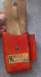 BODRUM YAZILI ORİJİNAL DERİ SİGARA VE ÇAKMAK KILIFI. ALT KISMINDA ÜÇ NOKTA DEFORME MEVCUT.  ANCAK SIRITMIYOR. ONUN DIŞINDA KONDİSYON YÜKSEK