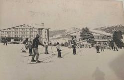 Uludağ da kayak yapılırken çekilmiş olan kadın-erkek fotoğrafı. Bursa 18 Şubaat 1975 .ORJİNAL SİYAH & BEYAZ 17x12cm EBADINDA - 1940'LAR, 1950'LER, 1960'LAR ve 1970'LER