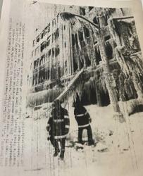 Yuğun kar yağması sebebi ile buz tutmuş olan binaların fotoğrafı. Amerika New Jersey 23 Ocak 1976 .ORJİNAL SİYAH & BEYAZ 20x15cm EBADINDA - 1940'LAR, 1950'LER, 1960'LAR ve 1970'LER