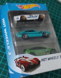 Hot Wheels 3 - K5904, 3'lü Araba Seti. (Model araba tutkunlarının vazgeçilmezi. Hot Wheels) Paket içerisinde: Orjinal ambalajında, 3 adet farklı grafiklerle çok renkli Hot Wheels model araba yer almaktadır. Koleksiyon Parçası: Deneyimli koleksiyoncular için önerilir. Ürün Kodu/Seri No: K5904-D850/19A. Model Yılı: 2018 Mattel (Malezya'da üretilmiştir.) Ölçek: 1:64, Renk: Çok renkli.