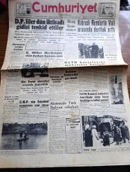 Cumhuriyet Gazetesi - 21 Aralık 1957 - Demokrat Partililer İktisadi Gidişi Tenkit Ettiler - Elazığ Basını Sönüyor - Kıbrıslı Rumlarla Vali Foot Arasında Dostluk Arttı - Şam Türkiye'ye Yeni Bir Nota Verecekmiş - NATO Kararlarına Muhalefet Başladı - Kayseri'nin Bir Köyünde 48 Çocuk Kızamıktan Öldü - Cibalide Yangın Fotoğraf - 20. Asırda Hakiki Bir Robenson Nakleden A.  Cemaleddin Saraçoğlu Yazı Dizisi - İstanbul Hilton Çocuk Çayı - Van Özalp'ta 33 Vatandaşın Kurşuna Dizilmesi Hadisesi - Cezayirde Kanlı Savaş Şiddetlendi -  Zaruri İhtiyaç Maddeleri - Sanatkar Celal Şahin Aleyhine Babalık Davası Açıldı - Devlet Tiyatrosu İstanbul'a Geliyor - Günün Ansiklopedisi - Fenerbahçe Ankara'da Galatasaray'a 47 45 Mağlup Oldu - Kıbrıs'ta Şöhretli Türk Takımı Çetinkaya İngiliz Hava Kuvvetlerini 3 1 Yendi - Beşiktaş Adalet Yarın Şeref Stadında Oynayacak - Vakko