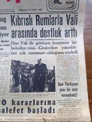 Cumhuriyet Gazetesi - 21 Aralık 1957 - Demokrat Partililer İktisadi Gidişi Tenkit Ettiler - Elazığ Basını Sönüyor - Kıbrıslı Rumlarla Vali Foot Arasında Dostluk Arttı - Şam Türkiye'ye Yeni Bir Nota Verecekmiş - NATO Kararlarına Muhalefet Başladı - Kayseri'nin Bir Köyünde 48 Çocuk Kızamıktan Öldü - Cibalide Yangın Fotoğraf - 20. Asırda Hakiki Bir Robenson Nakleden A.  Cemaleddin Saraçoğlu Yazı Dizisi - İstanbul Hilton Çocuk Çayı - Van Özalp'ta 33 Vatandaşın Kurşuna Dizilmesi Hadisesi - Cezayirde Kanlı Savaş Şiddetlendi -  Zaruri İhtiyaç Maddeleri - Sanatkar Celal Şahin Aleyhine Babalık Davası Açıldı - Devlet Tiyatrosu İstanbul'a Geliyor - Günün Ansiklopedisi - Fenerbahçe Ankara'da Galatasaray'a 47 45 Mağlup Oldu - Kıbrıs'ta Şöhretli Türk Takımı Çetinkaya İngiliz Hava Kuvvetlerini 3 1 Yendi - Beşiktaş Adalet Yarın Şeref Stadında Oynayacak - Vakko