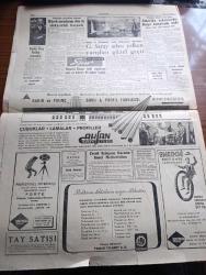 Cumhuriyet Gazetesi - 20 Temmuz 1959 - Geç Olsun Da Yazan Nadir Nadi Başmakale - Seçimlerin Tehiri Tasarıları Bugün Mecliste Görüşülüyor - Ordu Yapı Kooperatifleri Şikayet Konusu Oluyor - Eyüp Demokrat Parti Kongresinde İki Delege Arasında Bir Tartışma Fotoğrafı - Kartal Leylek Savaşı - Ankara Sümerbank İşçileri kongresini Polis Dağıttı - Dışişleri Bakanı Fatin Rüştü Zorlu Cenevre'den Döndü - Otelli Otobüs Fotoğrafı - Kıbrıs'taki İngiliz Askerleri Çekiliyor - Haritamızda Bir Nokta Yazan Fakir Baykurt Yazı - Beş Milyonerimizi Düşünürken Yazan Hasan Ali Yücel - Komünist Mi Değil Mi Yazan Ömer Sami Coşar - Ford Tesisi Ankara Üniversitesine Bağış Yaptı - Pazartesi Konuşmaları Yazan Bedri Rahmi Eyüboğlu - Bay Oscar Karikatür- Ruslar Anna Karenin'i Çevirecekler - Uluç Ali Yazan Halikarnas Balıkçısı Yazı Dizisi - İstanbul Ankara Radyosu Programı - Yesari Asımın En Son Şaheserleri - Galatasaray Adası Yelken Yarışları Güzel Geçti - Gündüz Kılıç Feriköy Antrenörü Oldu - Aycan Önel Rekor Kırdı