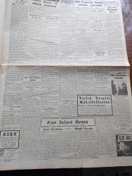 Cumhuriyet Gazetesi - 9 İkincikanun (Ocak) 1943 -  Büyük Dünya Kumarında Taraflar Başmakale - Varlık Vergisi İçin Meclisten Verilen İstidalar Tomar Halinde Maliye Vekaletine Gönderildi - Tunus Harekatında Müttefiklerin Başlıca Hedefi Olan Bizerte Limanına Havadan Bakış Fotoğrafı - Karadeniz'de Boğulan 22 Irkdaşımız - Hür Fransızlar Merzuk Vahasını Zaptettiler - Cumhuriyet Gazetesi İdare Müdürü Mahmud Uras Vefat Etti - Sovyet Harp Tebliği - Türk Basın Heyeti Dün Hindistana Hareket Etti - Alman Harp Tebliği - General Giraud İle De Gaulle Anlaşmazlığın Halli - Amerika'nın İlk Ve En Büyük Müdafaa Hattı Panama Kanalı - Yardımcı Öğretmenlerin Töreni Fotoğraf - Kanlı Meydan Filmi Yalnız İpek Sinemasında - Kıymetli Sanatkar Muammer Karaca Bu Akşam Tekrar Aldırma Sahnesinde - Kar İzleri Örttü Yazan Henri Bordeaux Yazı Dizisi - Birleşik Milletlerin Harp Programı Yazan Ömer Rıza Doğrul - Vefat Eden Kaşif George Washington Crile - Romanya'da Yahudilerin Ekmek Tayını- Hamiyet Yüceses Sümer Gazinosu