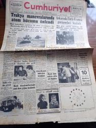 Cumhuriyet Gazetesi - 2 Ekim 1953 - Mısır Ve İran'da Siyasi Tasfiye Cumhuriyet Başamakale - Trakya Manevralarında Atom Hücumu Önlendi - Eski Dışişleri Bakanı Necmettin Sadak'ın Naşı Dün Getirildi - Ankara'da Türk Fransız Görüşmeleri Başladı -   Fransız Devlet Adamları Ankara İstasyonunda Başbakan Adnan Menderes İle Birlikte Fotoğraf - Atatürk Rozeti - Meşhur Kadın Yüzücü Florence Chadwick İstanbul'a Geldi - Mısır'da İdama Mahkum Edilen Eski Başbakan İbrahim Abdülhadi - Para Ve Okul Yazan Hasan Ali Yücel - Şehit Pilot Hikmet Yayın Eşine Başhosteslik Tekli Edildi - Irak'la Telefon Görüşmeleri Başladı - Devlet Tiyatrosu Genel Müdürü Cevat Memduh'un Basın Toplantısı - İstanbul'da İkinci Bir Askeri Tıp Okulu Açılacak - İstanbul'un Hudutları Yazan Burhan Felek Köşe Yazısı - Beşiktaş Takımı Ankara'ya Gidiyor - Fenerbahçe İdare Heyetinin Basın Toplantısı - Yeni Ses Opereti Yutmazoğlu - Üstad Münir Nurettin Selçuk Ve Ferdi Tayfur Opera Sinemasında - Eşsiz Bir Casus Yazan Waldo Brandt