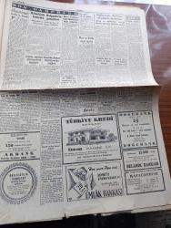 Cumhuriyet Gazetesi - 2 Ekim 1953 - Mısır Ve İran'da Siyasi Tasfiye Cumhuriyet Başamakale - Trakya Manevralarında Atom Hücumu Önlendi - Eski Dışişleri Bakanı Necmettin Sadak'ın Naşı Dün Getirildi - Ankara'da Türk Fransız Görüşmeleri Başladı -   Fransız Devlet Adamları Ankara İstasyonunda Başbakan Adnan Menderes İle Birlikte Fotoğraf - Atatürk Rozeti - Meşhur Kadın Yüzücü Florence Chadwick İstanbul'a Geldi - Mısır'da İdama Mahkum Edilen Eski Başbakan İbrahim Abdülhadi - Para Ve Okul Yazan Hasan Ali Yücel - Şehit Pilot Hikmet Yayın Eşine Başhosteslik Tekli Edildi - Irak'la Telefon Görüşmeleri Başladı - Devlet Tiyatrosu Genel Müdürü Cevat Memduh'un Basın Toplantısı - İstanbul'da İkinci Bir Askeri Tıp Okulu Açılacak - İstanbul'un Hudutları Yazan Burhan Felek Köşe Yazısı - Beşiktaş Takımı Ankara'ya Gidiyor - Fenerbahçe İdare Heyetinin Basın Toplantısı - Yeni Ses Opereti Yutmazoğlu - Üstad Münir Nurettin Selçuk Ve Ferdi Tayfur Opera Sinemasında - Eşsiz Bir Casus Yazan Waldo Brandt
