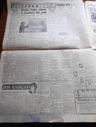Cumhuriyet Gazetesi - 2 Ekim 1953 - Mısır Ve İran'da Siyasi Tasfiye Cumhuriyet Başamakale - Trakya Manevralarında Atom Hücumu Önlendi - Eski Dışişleri Bakanı Necmettin Sadak'ın Naşı Dün Getirildi - Ankara'da Türk Fransız Görüşmeleri Başladı -   Fransız Devlet Adamları Ankara İstasyonunda Başbakan Adnan Menderes İle Birlikte Fotoğraf - Atatürk Rozeti - Meşhur Kadın Yüzücü Florence Chadwick İstanbul'a Geldi - Mısır'da İdama Mahkum Edilen Eski Başbakan İbrahim Abdülhadi - Para Ve Okul Yazan Hasan Ali Yücel - Şehit Pilot Hikmet Yayın Eşine Başhosteslik Tekli Edildi - Irak'la Telefon Görüşmeleri Başladı - Devlet Tiyatrosu Genel Müdürü Cevat Memduh'un Basın Toplantısı - İstanbul'da İkinci Bir Askeri Tıp Okulu Açılacak - İstanbul'un Hudutları Yazan Burhan Felek Köşe Yazısı - Beşiktaş Takımı Ankara'ya Gidiyor - Fenerbahçe İdare Heyetinin Basın Toplantısı - Yeni Ses Opereti Yutmazoğlu - Üstad Münir Nurettin Selçuk Ve Ferdi Tayfur Opera Sinemasında - Eşsiz Bir Casus Yazan Waldo Brandt