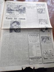 Cumhuriyet Gazetesi - 2 Ekim 1953 - Mısır Ve İran'da Siyasi Tasfiye Cumhuriyet Başamakale - Trakya Manevralarında Atom Hücumu Önlendi - Eski Dışişleri Bakanı Necmettin Sadak'ın Naşı Dün Getirildi - Ankara'da Türk Fransız Görüşmeleri Başladı -   Fransız Devlet Adamları Ankara İstasyonunda Başbakan Adnan Menderes İle Birlikte Fotoğraf - Atatürk Rozeti - Meşhur Kadın Yüzücü Florence Chadwick İstanbul'a Geldi - Mısır'da İdama Mahkum Edilen Eski Başbakan İbrahim Abdülhadi - Para Ve Okul Yazan Hasan Ali Yücel - Şehit Pilot Hikmet Yayın Eşine Başhosteslik Tekli Edildi - Irak'la Telefon Görüşmeleri Başladı - Devlet Tiyatrosu Genel Müdürü Cevat Memduh'un Basın Toplantısı - İstanbul'da İkinci Bir Askeri Tıp Okulu Açılacak - İstanbul'un Hudutları Yazan Burhan Felek Köşe Yazısı - Beşiktaş Takımı Ankara'ya Gidiyor - Fenerbahçe İdare Heyetinin Basın Toplantısı - Yeni Ses Opereti Yutmazoğlu - Üstad Münir Nurettin Selçuk Ve Ferdi Tayfur Opera Sinemasında - Eşsiz Bir Casus Yazan Waldo Brandt