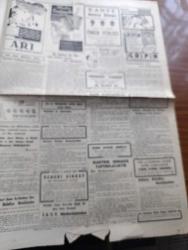 Cumhuriyet Gazetesi - 2 Ekim 1953 - Mısır Ve İran'da Siyasi Tasfiye Cumhuriyet Başamakale - Trakya Manevralarında Atom Hücumu Önlendi - Eski Dışişleri Bakanı Necmettin Sadak'ın Naşı Dün Getirildi - Ankara'da Türk Fransız Görüşmeleri Başladı -   Fransız Devlet Adamları Ankara İstasyonunda Başbakan Adnan Menderes İle Birlikte Fotoğraf - Atatürk Rozeti - Meşhur Kadın Yüzücü Florence Chadwick İstanbul'a Geldi - Mısır'da İdama Mahkum Edilen Eski Başbakan İbrahim Abdülhadi - Para Ve Okul Yazan Hasan Ali Yücel - Şehit Pilot Hikmet Yayın Eşine Başhosteslik Tekli Edildi - Irak'la Telefon Görüşmeleri Başladı - Devlet Tiyatrosu Genel Müdürü Cevat Memduh'un Basın Toplantısı - İstanbul'da İkinci Bir Askeri Tıp Okulu Açılacak - İstanbul'un Hudutları Yazan Burhan Felek Köşe Yazısı - Beşiktaş Takımı Ankara'ya Gidiyor - Fenerbahçe İdare Heyetinin Basın Toplantısı - Yeni Ses Opereti Yutmazoğlu - Üstad Münir Nurettin Selçuk Ve Ferdi Tayfur Opera Sinemasında - Eşsiz Bir Casus Yazan Waldo Brandt