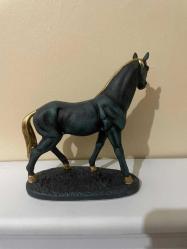 LOT.15 » Altın Detaylı Mermer Tozu At Heykeli - El Boyaması Dekoratif Figür