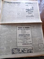 Cumhuriyet Gazetesi - 8 Kasım 1952 -  Halka Işık Yazan Nadir Nadi Başmakale - Hava Kuvvetlerimiz İçin Müzakereler - Türk Tugay Komutanı Sırrı Acar Erlere Hitap Ederken Fotoğrafı- Kore'de Cumhuriyet Bayramı - Eisenhower'in Kore Seyahati Katileşiyor  Fotoğrafı - Mareşal Tito'nun Rusya'ya Dair Demeci - General Ridgway Dün Paris'e Hareket Etti - Tarişin Umumi Toplantısı - Vali Fahrettin Kerim Gökay Ankara'dan Geldi  - Stalin Dün Moskova'da Yapılan Geçid Resmini Seyretti - Avrupa Vapuru 390 Yolcu İle Gitti - Orhan Hançerlioğlunun Yeni Vazifesi - Frank Sinatra İle Ava Gardner Kenya'da - Rita Hayworth -  Yeni Atom Bombaları - Vefa İstanbulspor Bugün Karşılaşıyor - Payidar Dobra Kupası Voleybol Maçları - Şeref Stadı - Cumhuriyet Radyo Programları-  Orchestra Nationale Konseri- Orgeneral Nuri Yamut'a Nişan - Müzelik Otomobiller Yarışı - Gillette 32 Traş Makinası - Gripin - İpana Diş Macunu - Dünyanın Meşhur Şekercisi Ali Muhiddin Hacı Bekir