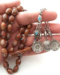 OSMANLI DÖNEMİ MALZEMEDEN YAPILMA GÜMÜŞ KAKMA VE MERCAN İŞLEMELİ AÇIK KAHVERENGİ MÜTHİŞ İŞÇİLİKLİ MUHTEŞEM GÜMÜŞ PÜSKÜLLÜ KUKA TESPİH 1Z1Q1W1 ÇOK NADİR