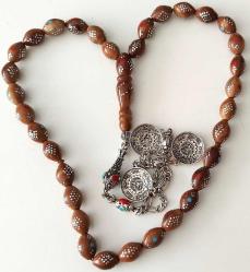 OSMANLI DÖNEMİ MALZEMEDEN YAPILMA GÜMÜŞ KAKMA VE MERCAN İŞLEMELİ AÇIK KAHVERENGİ MÜTHİŞ İŞÇİLİKLİ MUHTEŞEM GÜMÜŞ PÜSKÜLLÜ KUKA TESPİH 1Z1Q1W1 ÇOK NADİR