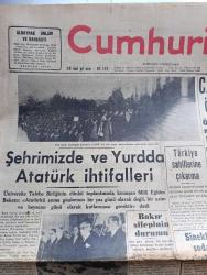 Cumhuriyet Gazetesi - 11 Kasım 1952 - Şehrimizde Ve Yurdda Atatürk İhtifalleri Fotoğrafı - CHP'nin İlk Gensoru Önergesi Mecliste - İsmet İnönü'nün İzmir Konuşması - Amerika'nın Yeni Başkanı Eisenhover Dün İlk Tayinlerini Yaptı - Birleşmiş Milletler Genel Sekreteri Trygvie Lie Dün Akşam İstifa Etti - Eski Başbakanlardan Recep Peker'in Oğlu Hapse Mahkum Oldu - Ankara'da Satılan Orak Çekiçli Kırmızı Mendiller - Memleket Davaları Yazan  Yaşar Kemal - Stalin'in Gizli Harp Planları  Yazan Gnl. Alexei Markof Yazı Dizisi - Mide Ülserinin Yeni İlacı - Konservatuar Orkestra Konseri Cemal Reşit Rey İdaresinde Verilecektir - Amerika'da Atom Faaliyeti - Behçet Uz Hastanesi'nin İsmi Değişti- İran Şahı Başbakan Musaddık'a Boyun Eğdi - Atlas Sineması - Fenerbahçe Macar Oyuncu Szobel'i Angaje Etti - Ankaragücü Suriye'ye Gidiyor - Gripin - Bizansın İçyüzü Çeviren Tevfik Sadullah Yazı Dizisi - Hollywood'un Mesut Çifti Frank Sinatra Ava Gardner Fotoğraf - AGA Radyo  - Türkiye İş Bankası- İpana Diş Macunu