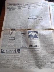 Cumhuriyet Gazetesi - 11 Kasım 1952 - Şehrimizde Ve Yurdda Atatürk İhtifalleri Fotoğrafı - CHP'nin İlk Gensoru Önergesi Mecliste - İsmet İnönü'nün İzmir Konuşması - Amerika'nın Yeni Başkanı Eisenhover Dün İlk Tayinlerini Yaptı - Birleşmiş Milletler Genel Sekreteri Trygvie Lie Dün Akşam İstifa Etti - Eski Başbakanlardan Recep Peker'in Oğlu Hapse Mahkum Oldu - Ankara'da Satılan Orak Çekiçli Kırmızı Mendiller - Memleket Davaları Yazan  Yaşar Kemal - Stalin'in Gizli Harp Planları  Yazan Gnl. Alexei Markof Yazı Dizisi - Mide Ülserinin Yeni İlacı - Konservatuar Orkestra Konseri Cemal Reşit Rey İdaresinde Verilecektir - Amerika'da Atom Faaliyeti - Behçet Uz Hastanesi'nin İsmi Değişti- İran Şahı Başbakan Musaddık'a Boyun Eğdi - Atlas Sineması - Fenerbahçe Macar Oyuncu Szobel'i Angaje Etti - Ankaragücü Suriye'ye Gidiyor - Gripin - Bizansın İçyüzü Çeviren Tevfik Sadullah Yazı Dizisi - Hollywood'un Mesut Çifti Frank Sinatra Ava Gardner Fotoğraf - AGA Radyo  - Türkiye İş Bankası- İpana Diş Macunu