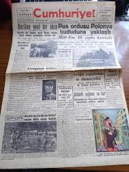 Cumhuriyet Gazetesi - 3 İkincikanun (Ocak) 1944  - Mesajlara Ve Tahminlere Dair Yazan Nadir Nadi Başmakale - Berlin'e Yeni Bir Akın - Büyük Bir İngiliz Uçak Filosu Sabaha Karşı Alman Başşehrine Hücum Etti - Rus Ordusu Polonya Hududuna Yaklaştı - Leningrad Kesiminde de Sovyetler Büyük Bir Taarruza Başladılar - Tankın Üzerinde Otomatik Silahlara Ateş Eden Rus Piyadeleri Fotoğraf - Askeri Vaziyet Yazan Emekli General H. Emir Erkilet Yazı Dizisi - Hitler'e Dürüst Hareket Edeceğine Dair Söz Veren Mareşal Petain Fotoğrafı - Rauf Orbay'ın Ankara Seyahati - Dünkü Maçlarda Bir Futbolcunun Ayağı Kırıldı - İstanbulspor 2. Galatasaray 1 Fotoğraf - Cemal Nadir Karikatür - Japonya'ya Karşı Anglosakson Stratejisi Yazan Abidin Daver - Kalkavan Vapuru Yüzdürülemiyor - Çehov'un Kırmızı Entarili Kız Kitabı Bugün Çıktı - Aşkın Doğuşu Yazan Peride Celal Yazı Dizisi - İki Cingöz Casuslara Karşı Bugün İpek Sinemasında - Mr. Willki Roosevelt'i Tenkid Ediyor - Siemens Radyo - Moran Güzellik Malzemeleri