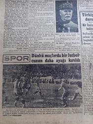 Cumhuriyet Gazetesi - 3 İkincikanun (Ocak) 1944  - Mesajlara Ve Tahminlere Dair Yazan Nadir Nadi Başmakale - Berlin'e Yeni Bir Akın - Büyük Bir İngiliz Uçak Filosu Sabaha Karşı Alman Başşehrine Hücum Etti - Rus Ordusu Polonya Hududuna Yaklaştı - Leningrad Kesiminde de Sovyetler Büyük Bir Taarruza Başladılar - Tankın Üzerinde Otomatik Silahlara Ateş Eden Rus Piyadeleri Fotoğraf - Askeri Vaziyet Yazan Emekli General H. Emir Erkilet Yazı Dizisi - Hitler'e Dürüst Hareket Edeceğine Dair Söz Veren Mareşal Petain Fotoğrafı - Rauf Orbay'ın Ankara Seyahati - Dünkü Maçlarda Bir Futbolcunun Ayağı Kırıldı - İstanbulspor 2. Galatasaray 1 Fotoğraf - Cemal Nadir Karikatür - Japonya'ya Karşı Anglosakson Stratejisi Yazan Abidin Daver - Kalkavan Vapuru Yüzdürülemiyor - Çehov'un Kırmızı Entarili Kız Kitabı Bugün Çıktı - Aşkın Doğuşu Yazan Peride Celal Yazı Dizisi - İki Cingöz Casuslara Karşı Bugün İpek Sinemasında - Mr. Willki Roosevelt'i Tenkid Ediyor - Siemens Radyo - Moran Güzellik Malzemeleri