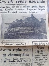 Cumhuriyet Gazetesi - 3 İkincikanun (Ocak) 1944  - Mesajlara Ve Tahminlere Dair Yazan Nadir Nadi Başmakale - Berlin'e Yeni Bir Akın - Büyük Bir İngiliz Uçak Filosu Sabaha Karşı Alman Başşehrine Hücum Etti - Rus Ordusu Polonya Hududuna Yaklaştı - Leningrad Kesiminde de Sovyetler Büyük Bir Taarruza Başladılar - Tankın Üzerinde Otomatik Silahlara Ateş Eden Rus Piyadeleri Fotoğraf - Askeri Vaziyet Yazan Emekli General H. Emir Erkilet Yazı Dizisi - Hitler'e Dürüst Hareket Edeceğine Dair Söz Veren Mareşal Petain Fotoğrafı - Rauf Orbay'ın Ankara Seyahati - Dünkü Maçlarda Bir Futbolcunun Ayağı Kırıldı - İstanbulspor 2. Galatasaray 1 Fotoğraf - Cemal Nadir Karikatür - Japonya'ya Karşı Anglosakson Stratejisi Yazan Abidin Daver - Kalkavan Vapuru Yüzdürülemiyor - Çehov'un Kırmızı Entarili Kız Kitabı Bugün Çıktı - Aşkın Doğuşu Yazan Peride Celal Yazı Dizisi - İki Cingöz Casuslara Karşı Bugün İpek Sinemasında - Mr. Willki Roosevelt'i Tenkid Ediyor - Siemens Radyo - Moran Güzellik Malzemeleri