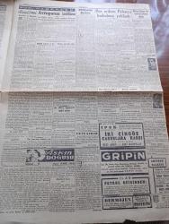 Cumhuriyet Gazetesi - 3 İkincikanun (Ocak) 1944  - Mesajlara Ve Tahminlere Dair Yazan Nadir Nadi Başmakale - Berlin'e Yeni Bir Akın - Büyük Bir İngiliz Uçak Filosu Sabaha Karşı Alman Başşehrine Hücum Etti - Rus Ordusu Polonya Hududuna Yaklaştı - Leningrad Kesiminde de Sovyetler Büyük Bir Taarruza Başladılar - Tankın Üzerinde Otomatik Silahlara Ateş Eden Rus Piyadeleri Fotoğraf - Askeri Vaziyet Yazan Emekli General H. Emir Erkilet Yazı Dizisi - Hitler'e Dürüst Hareket Edeceğine Dair Söz Veren Mareşal Petain Fotoğrafı - Rauf Orbay'ın Ankara Seyahati - Dünkü Maçlarda Bir Futbolcunun Ayağı Kırıldı - İstanbulspor 2. Galatasaray 1 Fotoğraf - Cemal Nadir Karikatür - Japonya'ya Karşı Anglosakson Stratejisi Yazan Abidin Daver - Kalkavan Vapuru Yüzdürülemiyor - Çehov'un Kırmızı Entarili Kız Kitabı Bugün Çıktı - Aşkın Doğuşu Yazan Peride Celal Yazı Dizisi - İki Cingöz Casuslara Karşı Bugün İpek Sinemasında - Mr. Willki Roosevelt'i Tenkid Ediyor - Siemens Radyo - Moran Güzellik Malzemeleri
