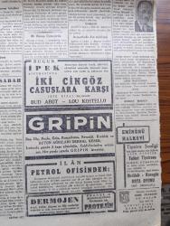 Cumhuriyet Gazetesi - 3 İkincikanun (Ocak) 1944  - Mesajlara Ve Tahminlere Dair Yazan Nadir Nadi Başmakale - Berlin'e Yeni Bir Akın - Büyük Bir İngiliz Uçak Filosu Sabaha Karşı Alman Başşehrine Hücum Etti - Rus Ordusu Polonya Hududuna Yaklaştı - Leningrad Kesiminde de Sovyetler Büyük Bir Taarruza Başladılar - Tankın Üzerinde Otomatik Silahlara Ateş Eden Rus Piyadeleri Fotoğraf - Askeri Vaziyet Yazan Emekli General H. Emir Erkilet Yazı Dizisi - Hitler'e Dürüst Hareket Edeceğine Dair Söz Veren Mareşal Petain Fotoğrafı - Rauf Orbay'ın Ankara Seyahati - Dünkü Maçlarda Bir Futbolcunun Ayağı Kırıldı - İstanbulspor 2. Galatasaray 1 Fotoğraf - Cemal Nadir Karikatür - Japonya'ya Karşı Anglosakson Stratejisi Yazan Abidin Daver - Kalkavan Vapuru Yüzdürülemiyor - Çehov'un Kırmızı Entarili Kız Kitabı Bugün Çıktı - Aşkın Doğuşu Yazan Peride Celal Yazı Dizisi - İki Cingöz Casuslara Karşı Bugün İpek Sinemasında - Mr. Willki Roosevelt'i Tenkid Ediyor - Siemens Radyo - Moran Güzellik Malzemeleri