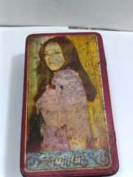 ÇY9------SANATÇI GÖRSELLİ KAPAK TENEKE MELTEM CİKLET KUTUSU