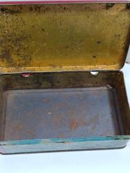 ÇY9------SANATÇI GÖRSELLİ KAPAK TENEKE MELTEM CİKLET KUTUSU