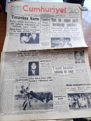 Cumhuriyet Gazetesi - 18 Kasım 1946 - Rusya Israr Ediyorsa Biz De Israr Ediyoruz Yazan Abidin Daver Başmakale - Başkan Truman Beyaz Saray'da Molotov'la Görüşürken Fotoğrafı - Başkan Truman Yeni Bir Harp İhtimali Her Zaman Mevcuttur - Yugoslav Yunan Sınırında On Bir Yugoslav Tümenin Yunan Hududuna Yığılmış - Yeni Bir Siyasi Parti Kurulacağı İddiaları - Mareşal Fevzi Çakmağını Yeni Bir Partiye Göreceği Doğru Değil - Akdeniz Güreş Şampiyonası Fotoğraf - Çalışma Bakanı Sadi Irmak - Adnan Menderes'in Son Bir Resmi - Galatasaray Beşiktaş Berabere Kaldılar Fotoğraf - Fenerbahçe Süleymaniyeyi 2 1 Yendiler - Eminönü Halk Evinde Bale Müsabakası Fotoğraf - Denizli'den Dönen Celal Bayar Ve Adnan Menderes'in Beyanatları - İstanbul Muhteliti Ve Fenerbahçe Mısır'a Gidiyor - Şeytanın Kızı Filmi Yıldız Sinemasında - Tekel Bayilerinin Tezkereleri Yenileniyor - Ankara At Yarışlarının Neticeleri - Yavuz Sultan Selim Ağlıyor Yazan Feridun Fazıl Tülbentçi Yazı Dizisi - Dram Kısmında Gök Korsan Piyesi