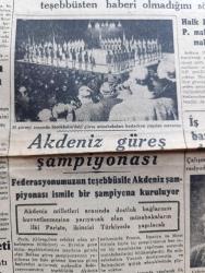 Cumhuriyet Gazetesi - 18 Kasım 1946 - Rusya Israr Ediyorsa Biz De Israr Ediyoruz Yazan Abidin Daver Başmakale - Başkan Truman Beyaz Saray'da Molotov'la Görüşürken Fotoğrafı - Başkan Truman Yeni Bir Harp İhtimali Her Zaman Mevcuttur - Yugoslav Yunan Sınırında On Bir Yugoslav Tümenin Yunan Hududuna Yığılmış - Yeni Bir Siyasi Parti Kurulacağı İddiaları - Mareşal Fevzi Çakmağını Yeni Bir Partiye Göreceği Doğru Değil - Akdeniz Güreş Şampiyonası Fotoğraf - Çalışma Bakanı Sadi Irmak - Adnan Menderes'in Son Bir Resmi - Galatasaray Beşiktaş Berabere Kaldılar Fotoğraf - Fenerbahçe Süleymaniyeyi 2 1 Yendiler - Eminönü Halk Evinde Bale Müsabakası Fotoğraf - Denizli'den Dönen Celal Bayar Ve Adnan Menderes'in Beyanatları - İstanbul Muhteliti Ve Fenerbahçe Mısır'a Gidiyor - Şeytanın Kızı Filmi Yıldız Sinemasında - Tekel Bayilerinin Tezkereleri Yenileniyor - Ankara At Yarışlarının Neticeleri - Yavuz Sultan Selim Ağlıyor Yazan Feridun Fazıl Tülbentçi Yazı Dizisi - Dram Kısmında Gök Korsan Piyesi