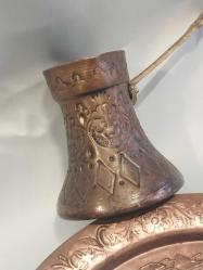 BAKIR CEZVE, BOSNA İŞİ BAKIR CEZVE SARAYOVA YAZILI BAKIR TABAK VE İKİ ADET BAKIR KAHVE  FİNCANI.