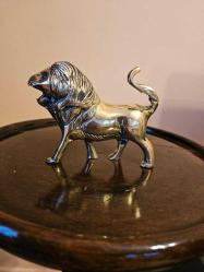 PİRİNÇ ASLAN   ( kuyruk havada )