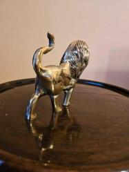 PİRİNÇ ASLAN   ( kuyruk havada )