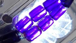 OSMANLI DÖNEMİ MÜCEVHER KUTUSUNDAN YAPILMA İŞIKTA MAVİ RENKLİ MÜTHİŞ İŞÇİLİKLİ MUHTEŞEM GÜMÜŞ PÜSKÜLLÜ SIKMA KEHRİBAR TESPİH 1RR1B1A ÇOK NADİR