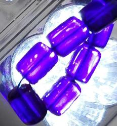 OSMANLI DÖNEMİ MÜCEVHER KUTUSUNDAN YAPILMA İŞIKTA MAVİ RENKLİ MÜTHİŞ İŞÇİLİKLİ MUHTEŞEM GÜMÜŞ PÜSKÜLLÜ SIKMA KEHRİBAR TESPİH 1RR1B1A ÇOK NADİR