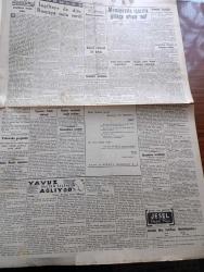 Cumhuriyet Gazetesi - 22 Ağustos 1946 - Dikkat Edilecek İki Nokta Yazan Nadir Nadi Başmakale - İngiltere de Dün Rusya'ya Nota Verdi - Amerikan Notasının Metni Dün Neşredildi - İzmir Fuarının Açılışından Fotoğraflar - Başbakan Recep Peker İle Demokrat Parti Genel Başkanı Celal Arasındaki Dün Geceki Mülakat - Memlekette İşsizlik Gittikçe Artıyor Mu - Ekmeklerin Bozukluğu - Arnavutların İstekleri Dün Konferansta Enver Hoca Dinlendi - Milli Kalkınma Partisi İsmini Değiştiriyor - İsmail Dümbüllü Tiyatrosu Bu Akşam Kadıköy Süreyya Bahçesinde - Sadi Tek Tiyatrosu Bu Gece Üsküdar Doğancılar Ayparkta - Yavuz Sultan Selim Ağlıyor Yazan Feridun Fazıl Tülbentçi Yazı Dizisi - Irak'ta Zelzele - Tekel Satış Yerleri Kapatılıyor - Yaylım Cemal Nadir Renkli Karikatür - Bugünkü Radyo Programı -  Münir Nurettin Selçuk Ve Raşid Rıza Tiyatrosu Cağaloğlu Çiftesaraylar Bahçesinde - Ayda Sönmez Ve Nermin Özses Doğan Plaj Ve Gazinosunda - Bugünkü Radyo Programı - Ali Muhiddin Hacı Bekir - Borsa