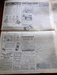 Cumhuriyet Gazetesi - 21 Ağustos 1957 - İşbirliği Konferansına Bugün De Devam Edilecek - 26. İzmir Enternasyonal Fuarı Fotoğrafı - Asya Gribi Salgın Halinde - Hürriyet Partisinin Yayın Organı Yeni Gün Gazetesi'nin Dünkü Sayısı Toplattırıldı - Kıbrıs Türkleri Arasında 15 Gün Röportajı Yapan Ömer Sami Coşar - Başbakan Adnan Menderes Amerikan Büyükelçisi İle Görüştü -Doktor Fazıl Küçük - Batı Trakya Türklerinin Eğitimi Baltalanıyor - İblisin Kızı Yazan Guy Des Cars Yazı Dizisi -  Amerikan Kongresi Dulles'ı Hırpaladı - Türk İsrail Halk Oyunları Festivali - Enver Paşa'nın Amcası Halil Paşa Vefat Etti - Bisikletçi Van Stenbergen Gene Dünya Şampiyonu - Ecved Güresin Annesini Kaybetti - Büyük Casuslar Yazan Cemalettin Saraçoğlu Yazı Dizisi - Resimli R- Tenisçi Mervyn Rose İhtar Aldı - 12. Enternasyonal İstanbul Tenis Turnuvası - Dünya Ağır Siklet Boks Şampiyonası - Fenerbahçe'nin Antrenmanına Can Bartu İle Ergun da Katıldılar - Galatasaray Çalışıyor