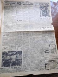 Cumhuriyet Gazetesi - 21 Ağustos 1957 - İşbirliği Konferansına Bugün De Devam Edilecek - 26. İzmir Enternasyonal Fuarı Fotoğrafı - Asya Gribi Salgın Halinde - Hürriyet Partisinin Yayın Organı Yeni Gün Gazetesi'nin Dünkü Sayısı Toplattırıldı - Kıbrıs Türkleri Arasında 15 Gün Röportajı Yapan Ömer Sami Coşar - Başbakan Adnan Menderes Amerikan Büyükelçisi İle Görüştü -Doktor Fazıl Küçük - Batı Trakya Türklerinin Eğitimi Baltalanıyor - İblisin Kızı Yazan Guy Des Cars Yazı Dizisi -  Amerikan Kongresi Dulles'ı Hırpaladı - Türk İsrail Halk Oyunları Festivali - Enver Paşa'nın Amcası Halil Paşa Vefat Etti - Bisikletçi Van Stenbergen Gene Dünya Şampiyonu - Ecved Güresin Annesini Kaybetti - Büyük Casuslar Yazan Cemalettin Saraçoğlu Yazı Dizisi - Resimli R- Tenisçi Mervyn Rose İhtar Aldı - 12. Enternasyonal İstanbul Tenis Turnuvası - Dünya Ağır Siklet Boks Şampiyonası - Fenerbahçe'nin Antrenmanına Can Bartu İle Ergun da Katıldılar - Galatasaray Çalışıyor