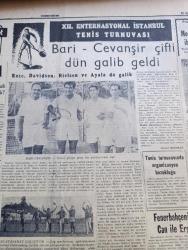 Cumhuriyet Gazetesi - 21 Ağustos 1957 - İşbirliği Konferansına Bugün De Devam Edilecek - 26. İzmir Enternasyonal Fuarı Fotoğrafı - Asya Gribi Salgın Halinde - Hürriyet Partisinin Yayın Organı Yeni Gün Gazetesi'nin Dünkü Sayısı Toplattırıldı - Kıbrıs Türkleri Arasında 15 Gün Röportajı Yapan Ömer Sami Coşar - Başbakan Adnan Menderes Amerikan Büyükelçisi İle Görüştü -Doktor Fazıl Küçük - Batı Trakya Türklerinin Eğitimi Baltalanıyor - İblisin Kızı Yazan Guy Des Cars Yazı Dizisi -  Amerikan Kongresi Dulles'ı Hırpaladı - Türk İsrail Halk Oyunları Festivali - Enver Paşa'nın Amcası Halil Paşa Vefat Etti - Bisikletçi Van Stenbergen Gene Dünya Şampiyonu - Ecved Güresin Annesini Kaybetti - Büyük Casuslar Yazan Cemalettin Saraçoğlu Yazı Dizisi - Resimli R- Tenisçi Mervyn Rose İhtar Aldı - 12. Enternasyonal İstanbul Tenis Turnuvası - Dünya Ağır Siklet Boks Şampiyonası - Fenerbahçe'nin Antrenmanına Can Bartu İle Ergun da Katıldılar - Galatasaray Çalışıyor