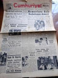 Cumhuriyet Gazetesi - 5 Ağustos 1953 - Kore'de Harp Esirlerin Mübadelesi Dün Başladı - İlk Partide 23 Türk Askeri Birleşmiş Milletlere İade Olundu - Memurlara Dair Başbakan Adnan Menderes'in Demeci - Ahmet Emin Yalman'a Suikast Sanıklarının Duruşmaları Fotoğrafı - Süpermürşit Necip Fazıl Kısakürek'e Mahkeme Reisi İhtarda Bulundu - İngiliz Filosu Dumlupınar İçin Tören Yaptı - Etimesgutta Yapılan Askeri Tatbikat - Ekmek Ceşnisi Değiştirildi - Dünyaya İhraç Ettiğimiz Meta Bando Zili - İbadet Mi Evvel Sıhhat Mi Yazan Burhan Felek - Safiye Ayla Cağaloğlu Çiftesaraylar Bahçesinde - Fenerbahçe'nin Macar Antrenörü Szekelly Kulüple Mukavelesini Yeniledi - Lille Takımı İstanbula Geliyor - Piç Kurusu Yazan Azmiye Hami Güven Yazı Dizisi - Kraliçenin Gerdanlığı Derleyen Hamdi Varoğlu - Seyrüsefer Davası Yazan Abidin Daver - Dans Üstadı Nijinsky Delirerek Ölmüştü - 1300 Şaheser Yaratan Rubens'in Doğum Günlerinde Yazan Metin Ergin - Royal Lastik - Miele Çamaşır Makinesi - Rekor Margarin