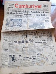 Cumhuriyet Gazetesi - 20 Ağustos 1955 - CHP Fuat Köprülü ye Dava İçin Adliyeye Başvurdu - Dahiliye Vekaletinin Açık Hava Toplantıları İçin Tebliği - Dün Dahiliye Vekili Namık Gedik Isparta'da Devlet Vekili Mükerrem Sarol Kırklareli'nde Nutuk Söyleyerek Muhalefet Cevap Verdi - CHP'nin Ordu Ve Trabzon Toplantıları - Kasım Gültekin 1 Milyon Liraya Sigortalandı - 24. İzmir Fuarı Bugün 18 de Açılıyor - Türkiye'nin En Büyük Silosunun Temeli Atıldı - Son Hıçkırık Yazan Kerime Nadir Yazı Dizisi -  Gönül Yazar Puro Tuvalet Sabunu Kullanıyor - Çalışan Kadınların Kılıklarına Müdahale - Tarih Öncesi Müzesi - Fındık Fiyatları Belli Oldu - Resimli Roman Kanlı Bar Yazan George Simenon Yazı Dizisi - İstanbul Ankara Radyosu Programı - Eisenhower Amerika'ya Kaça Mal Oluyor - Cibali Topkapı Futbol Bayramı - Bugünkü Ve Yarınki Yelken Yarışları - Dünya Akerdeon Şampiyonluğu - Kovo İzmir Fuarında - Auto Lite Bujileri