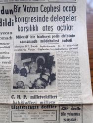 Cumhuriyet Gazetesi - 27 Temmuz 1959 - Dün Akşamki Zelzele Yurdun 12 İlinde Şiddetle Hissedildi Haritası - Bir Vatan Cephesi Ocağı Kongresinde Delegeler Karşılıklı Ateş Açtılar -  Başpiskopos Makarios Tenkitlere Cevap Verdi - Nixon Ve Hrutçef Tebliğ Neşrettiler - Demokrat Partili Vekiller CHP Ahirette Bile Yakamıza Yapışacak Dediler - Mahkeme Kararı Alınmadan Toplanan Kitap İnönü'ye Atılan Taş Ve Akisleri -  Kızıl Çin'in Amerikalılara 60. İhtarı - Ortadirek Yazan Yaşar Kemal Yazı Dizisi - Bir Hazin Macera Yazan Hasan Ali Yücel Köşe Yazısı -Vesaire Yazan Burhan Felek Köşe Yazısı - Devlet Tiyatrosu Yüzde 150 Zam Yaptı - Kaynana İle Gelin Ve Damadları Barıştırma Cemiyeti - 79 Yaşındaki Palyaçolar Kralı Carl Adrian Wettach Öldü - Haftalık Radyo Programı - Galatasaray Istanbul Kürek Şampiyonu Oldu - Amerikalı Antrenör Lucas - İstanbul Yelken Kulübünün Yelken Yarışları Dün Yapıldı - Turgay Kurt Fenerbahçe'ye Giriyor Fotoğrafı - Adana Demirspor Takımı Almanya'ya Gidiyor - Kınalıada 2 Burgaz 2